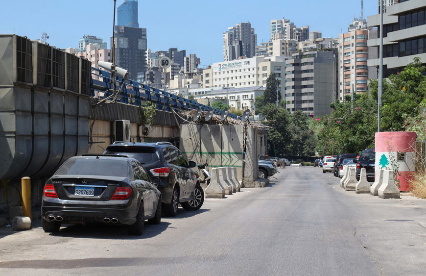 A photo shows a view of a street with access to a detention centre under the Adliyeh (Palace of Justice) bridge (left) of Lebanon's capital Beirut, on Sunday, following a dawn prison break (AFP photo)