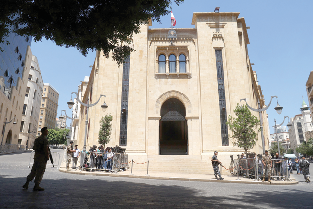 Journalists gather outside the parliament building during the 12th session to elect a new president in the capital Beirut's downtown district on Wednesday (AFP photo)