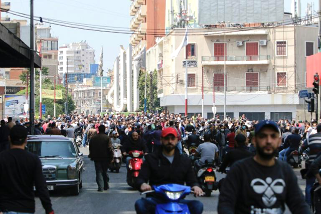 Lebanese mourners gather at Al Nour Square in the northern city of Tripoli during the funeral of protester Fawaz Al Samman, who died of a gunshot wound sustained during clashes between anti-government protesters and the army (AFP photo)