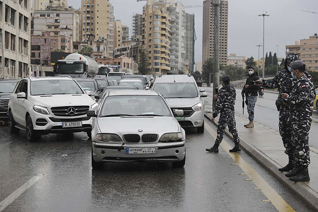 Policemen control cars at a checkpoint on the Fuad Shahab bridge known as the 'Ring' in the capital Beirut, as Lebanon enters its first day of strict lockdown imposed by the authorities in a bid to stem the spread of the coronavisus, on Thursday (AFP photo)