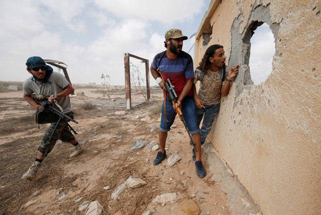 Libyan forces allied with the UN-backed government take cover during a battle with Daesh terror group in Sirte, Libya, July 15 (Reuters photo)