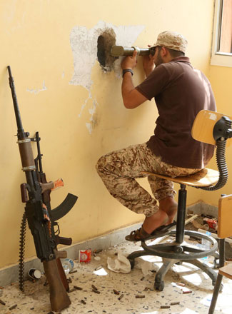 A member of the forces loyal to Libya’s UN-backed Government of National Accord looks through a periscope on the front line in the coastal city of Sirte, east of the capital Tripoli, during their military operation to clear the Daesh militants from the city on Monday (AFP photo)