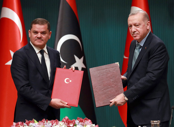 Turkish President Recep Tayyip Erdogan (right) and Libya’s interim Prime Minister Abdul Hamid Dbeibah pose for a photo during a signing ceremony after their meeting at the Presidential Palace in Ankara, on Monday (AFP photo)
