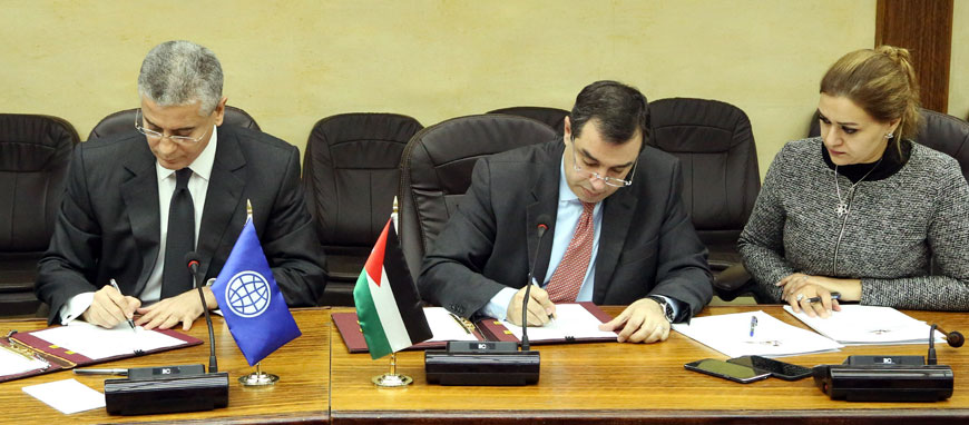 Minister of Planning and International Cooperation Imad Fakhoury signs a loan deal with Ferid Belhaj, director of the World Bank's Middle East Department, in Amman on Sunday  (Photo courtesy of the Ministry of Planning and International Cooperation)
