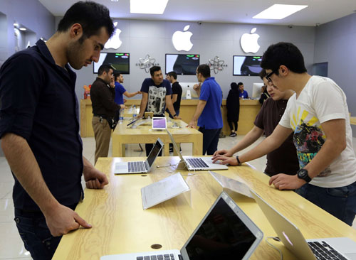 People shop at a store selling Apple products in the north of the Iranian capital Tehran on August 19 (AFP photo)