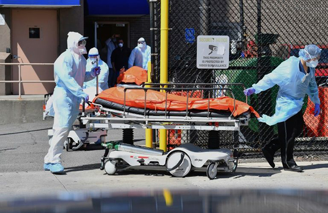 Medical staff move bodies from the Wyckoff Heights Medical Center to a refrigerated truck in Brooklyn, New York  (AFP photo)