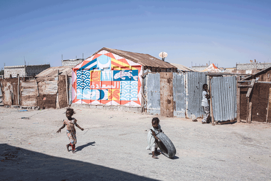 Children play in front of a mural painted by French artist, Seb Toussaint in Nouakchott on January 1, as part of his street art project, ‘Share the World’ (AFP photo)