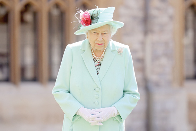 In this file photo taken on July 17, 2020 Britain's Queen Elizabeth II poses after confering the honour of a knighthood upon 100-year-old veteran Captain Tom Moore (AFP photo)