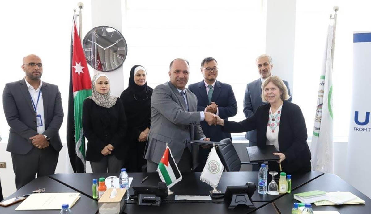 EMRC Chairman Zeyad Saaida, Marie Warzala, programme director of the USAID-funded Energy Sector Support Activity, and officials during a signing ceremony (Petra photo)