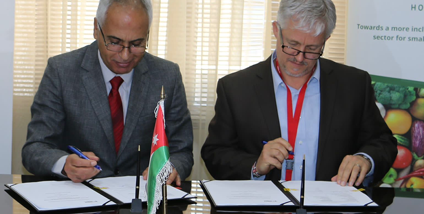 Darius Radcliffe, Mercy Corps Jordan Country Director, and Mohammad Dojan, Director-General of the Agricultural Credit Corporation, during a signing ceremony on Wednesday (Photo courtesy of Mercy Corps Jordan)