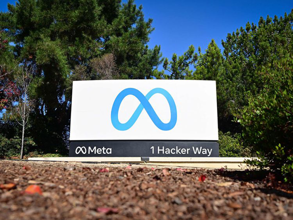 The Meta logo is seen at the entrance of their corporate headquarters in Menlo Park, California (AFP photo)
