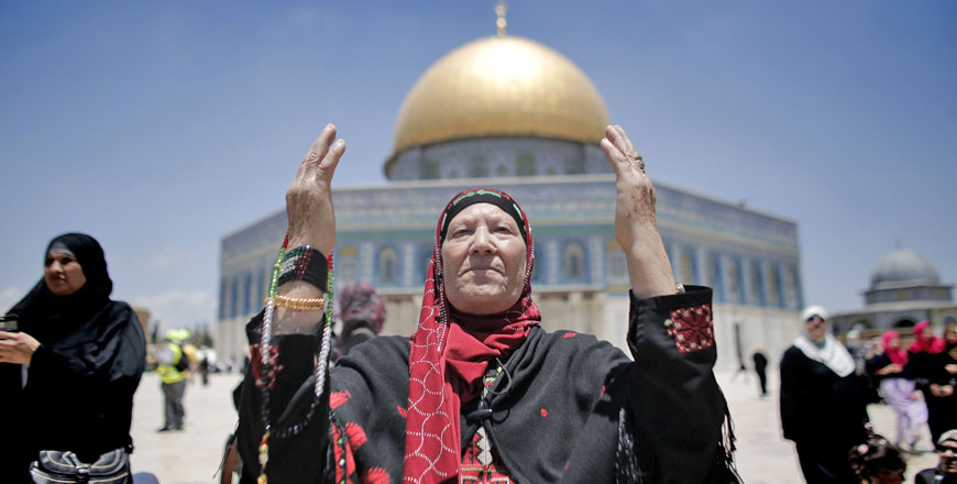 Palestinian Muslim worshippers pray outside the Dome of the Rock at Al Aqsa Mosque compound in Jerusalem during the first Friday prayer of the holy month of Ramadan (AFP photo)