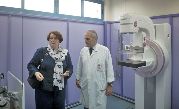 Philippa Whitford, a parliamentarian for Central Ayrshire in Scotland and a breast cancer expert, visits Al Ahli Hospital with its medical director Maher Ayyad (right) in Jerusalem on April 5, 2016 (AFP photo)