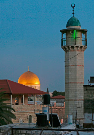 This file photo taken on November 21, 2016, shows the minaret (right) of a mosque and the Dome of the Rock (background) in a Palestinian neighbourhood of East Jerusalem’s Old City (AFP photo)