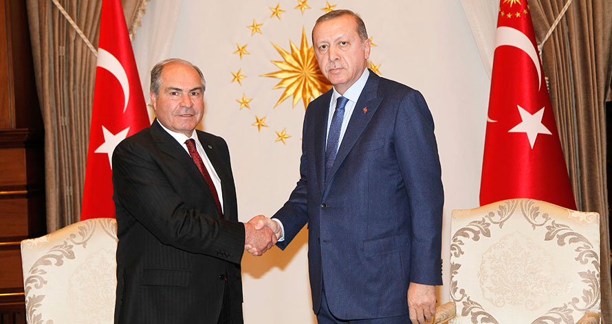 Prime Minister Hani Mulki shakes hands with Turkish President Recep Tayyip Erdogan in Ankara on Tuesday (Petra photo)