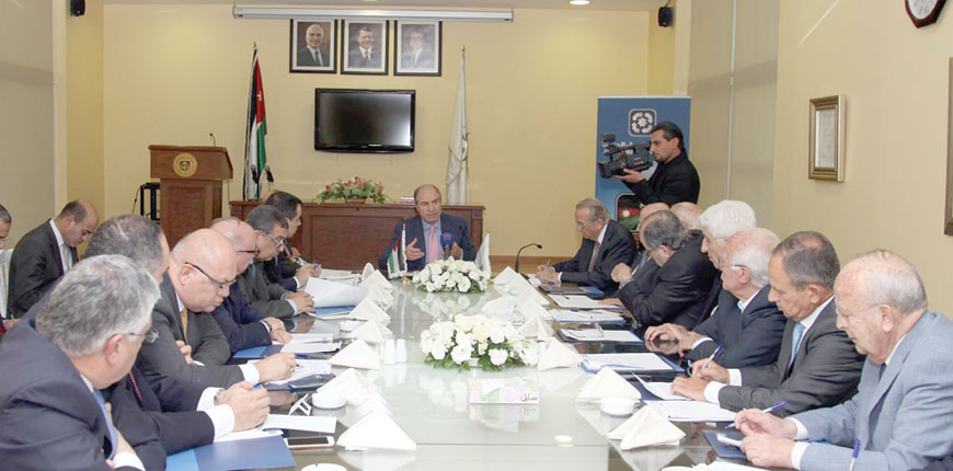 Prime Minister Hani Mulki meets with leading businessmen in Amman on Thursday  (Petra photo)