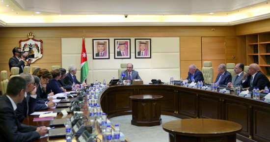 Prime Minister Hani Mulki meets with DEIK’s delegates in Amman on Tuesday (Photo courtesy of Petra)