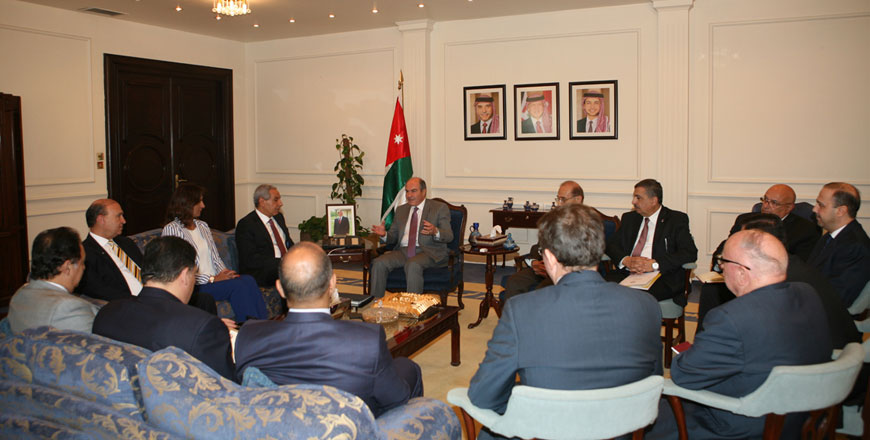 Prime Minister Hani Mulki meets with an Egyptian ministerial delegation in Amman on Tuesday (Petra photo)