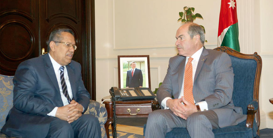 Prime Minister Hani Mulki meets his Yemeni counterpart Ahmed Bin Daghr in Amman on Monday (Petra photo)