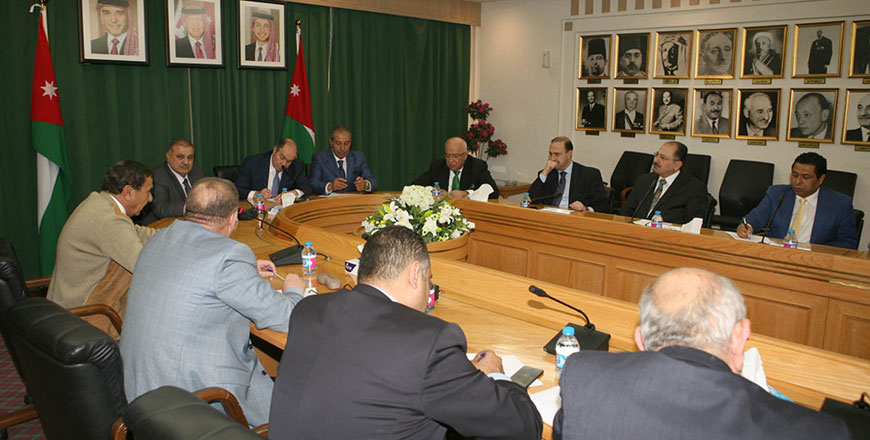 Prime Minister Hani Mulki meets with lawmakers in Amman on Wednesday (Petra photo)