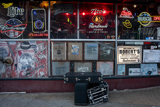 An instrument case and amp sit outside of Robert’s on Broadway in downtown Nashville, Tennessee, on March 13 (AFP photo)