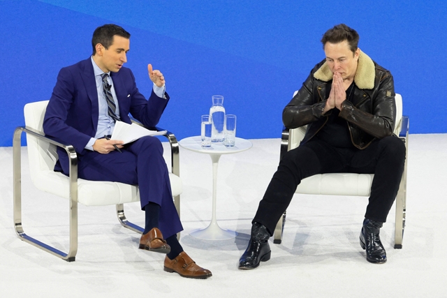 NYT Columnist Andrew Ross Sorkin and CEO of Tesla, Chief Engineer of SpaceX and CTO of X Elon Musk speak during the New York Times annual DealBook summit on November 29 in New York Cit (AFP photo)