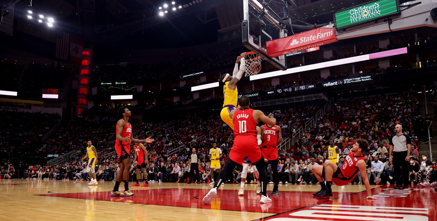 Carmelo Anthony #7 of the Los Angeles Lakers dunks the ball during the second half against the Houston Rockets at Toyota Centre on Wednesday in Houston  (AFP photo)