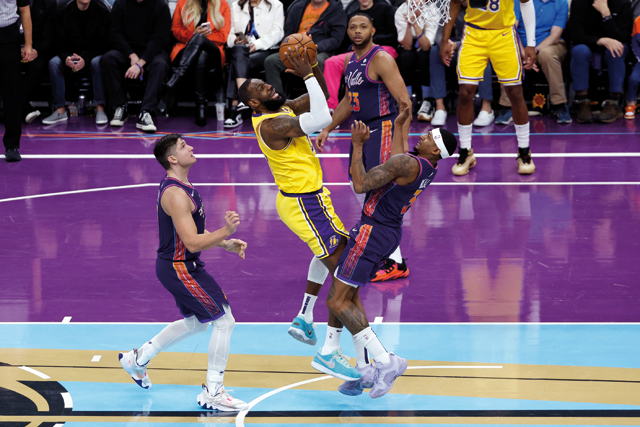 23 of the Los Angeles Lakers attempts a shot over Bradley Beal #3 of the Phoenix Suns and Grayson Allen #8 during the second half of the NBA In-Season Tournament game at Footprint Centre on Friday in Phoenix, Arizona (AFP photo)