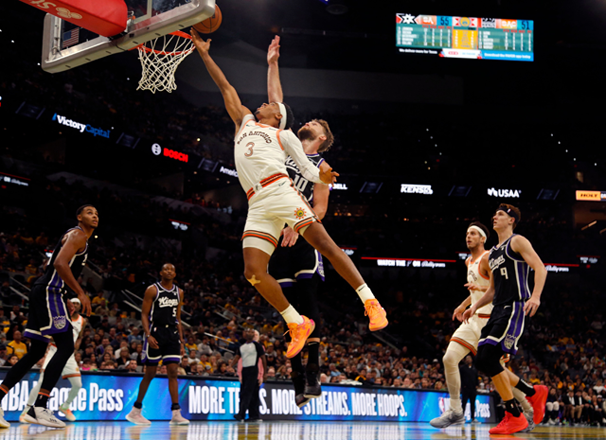 Keldon Johnson #3 of the San Antonio Spurs goes to the basket past Domantas Sabonis #10 of the Sacramento Kings in the first half of an NBA In-Season Tournament game at Frost Bank Center on Saturday in San Antonio (AFP photo)