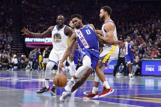 Malik Monk #0 of the Sacramento Kings drives to the basket against Stephen Curry #30 of the Golden State Warriors in the fourth quarter during the NBA In-Season Tournament game at Golden 1 Centre on Wednesday in Sacramento, California (AFP photo)