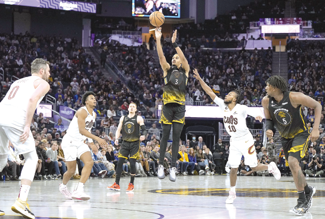 Jordan Poole #3 of the Golden State Warriors shoots and makes a three-point shot against the Cleveland Cavaliers in the fourth quarter of an NBA basketball game at Chase Centre on Friday in San Francisco, California (AFP photo)