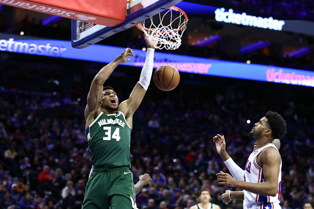 Giannis Antetokounmpo #34 of the Milwaukee Bucks dunks during the third quarter against the Philadelphia 76ers at the Wells Fargo Centre on Monday in Philadelphia, Pennsylvania (AFP photo)