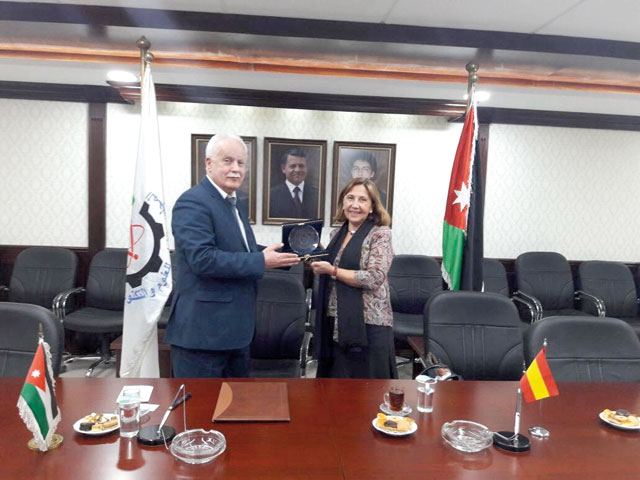 Spanish Ambassador Aranzazu Davalos and Secretary General of the Higher Council for Science and Technology Khaled Shuraydeh during a signing ceremony of a memo seeking to promote cooperation in the fields of science and technology between Jordan and Spain on Sunday (Photo courtesy of Spanish embassy)