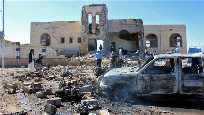 Yemenis inspect damage at the site of a coalition air strike in the northwestern city of Saada, on December 20  (AFP photo)