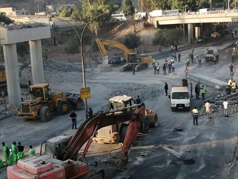 On Monday night, a pre-cast concrete girder slipped during its installation on Army Street in Amman, with no injuries reported (Petra photo)