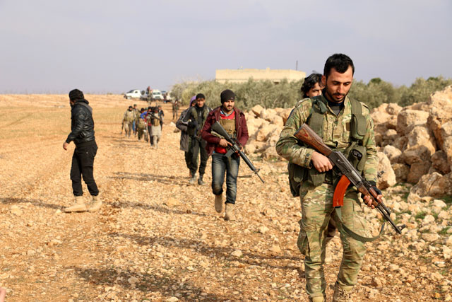 Members of the Free Syrian Army advance to Al Bab town of Aleppo during the ‘Operation Euphrates Shield’ in Syria on Tuesday (Anadolu Agency photo)