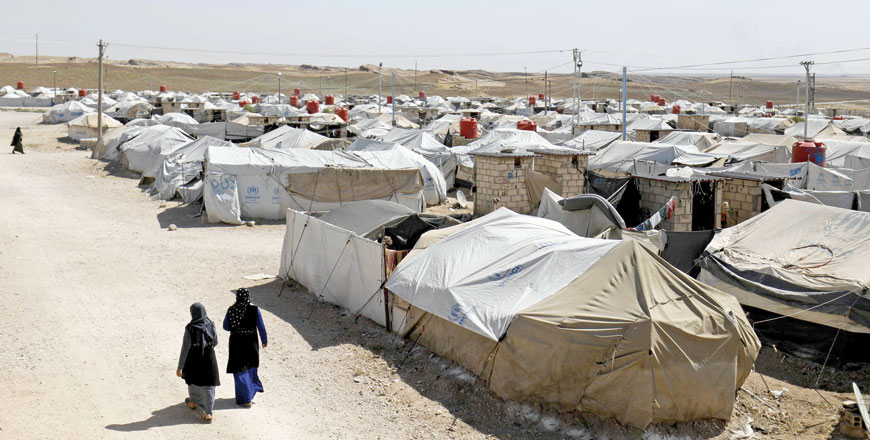 Women walk at a camp for Daesh-affiliated people in the northern Syrian village of Malikiya near the border with Turkey, on September 29 (AFP photo)