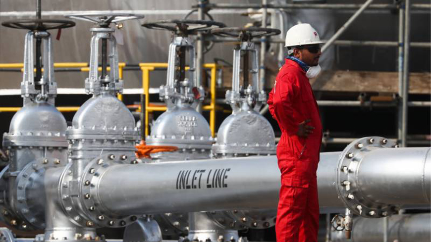 Due to a current crisis in Ukraine and the embargo on Russian oil by the West, oil prices soar (AFP photo)