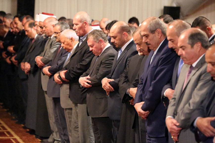 His Majesty King Abdullah performs maghreb prayers with key officials and public figures who attended an iftar banquet at the Royal Court on Sunday (Photo courtesy of Royal Court)