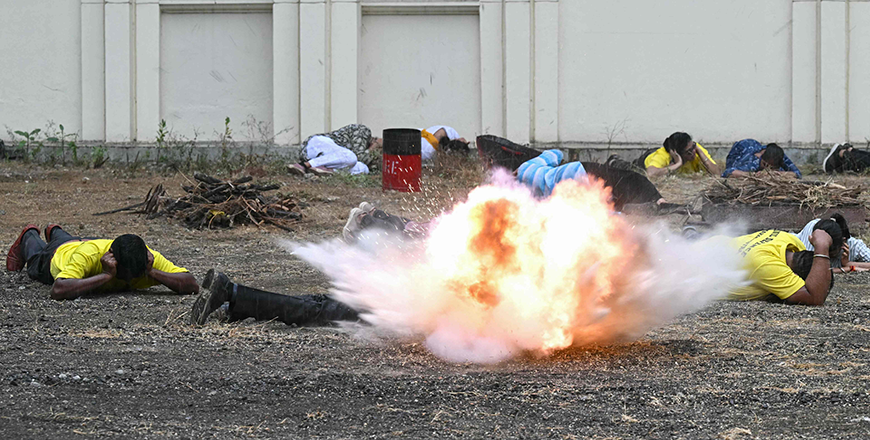 Civil defense volunteers take part in an emergency simulation drill as part of the nationwide civil defence mock drill in Mumbai on May 7, 2025, as border tensions surge (AFP photo)