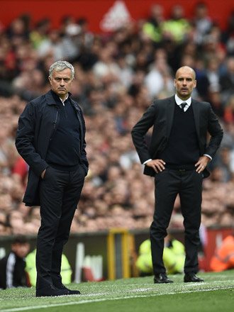 This file photo taken on September 10, 2016 shows Manchester United’s Portuguese manager Jose Mourinho (left) and Manchester City’s Spanish manager Pep Guardiola watching from the touchline during the English Premier League football match between Manchester United and Manchester City at Old Trafford in Manchester, northwest England (AFP photo)
