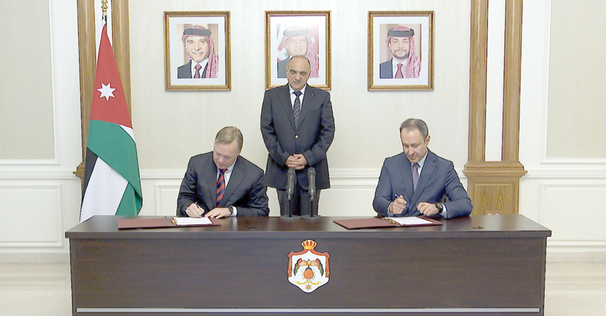 Prime Minister Bisher Khasawneh presides over the signing of a memorandum of understanding between the Aqaba Development Corporation  and APM Terminals on Tuesday (Petra photo)