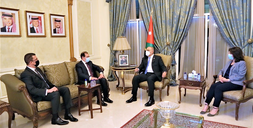 Prime Minister and Minister of Defence Bisher Al Khasawneh meets with Egyptian Minister of Petroleum and Mineral Resources Tarek Al Molla on Thursday (Petra photo)