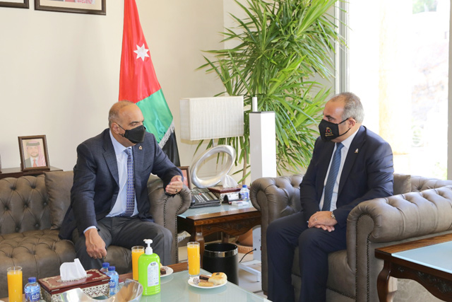 Prime Minister and Minister of Defence Bisher Al Khasawneh meets with Amman Mayor Yousef Shawarbeh during his visit to the Greater Amman Municipality on Tuesday (Petra photo)