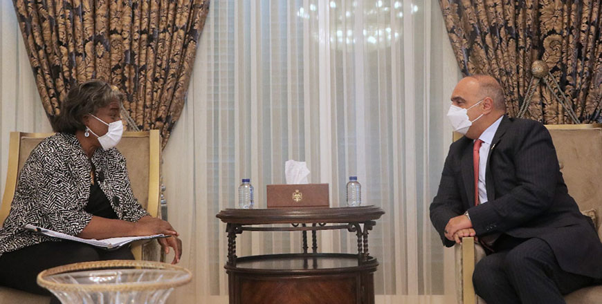 Prime Minister and Minister of Defence Bisher Al Khasawneh meets with US Ambassador to UN Linda Thomas-Greenfield on Thursday (Petra photo)