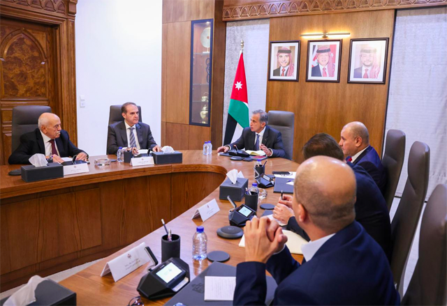 Prime Minister Jafar Hassan meets on Sunday with the heads of health professional associations at the Prime Ministry (Petra photo) 