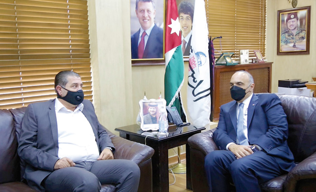 Prime Minister and Minister of Defence Bisher Al Khasawneh meets with AdDustour's editor-in-chief Mustafa Riyalat on Sunday (Petra photo)