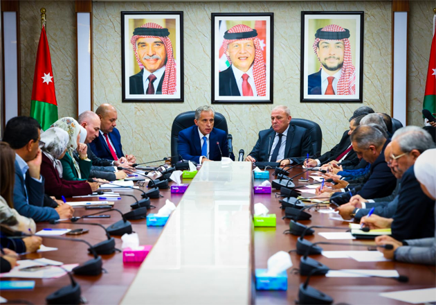 Prime Minister Jafar Hassan on Monday meets with the head and members of the Eradah Party and the Islamic National Bloc at the Lower House (Petra photo)