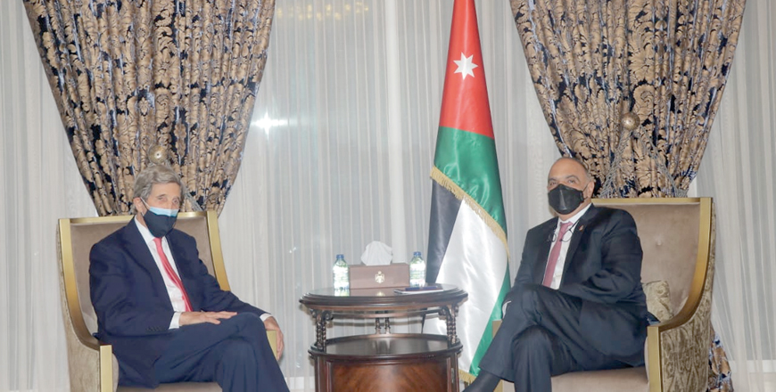 Prime Minister and Minister of Defence Bisher Al Khasawneh meets with US Special Presidential Envoy for Climate John Kerry on Sunday (Petra photo)