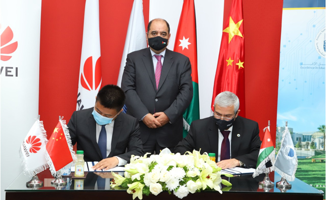 PSUT President Mashhoor Al Refai and Huawei Jordan CEO Ethan Wang sign an agreement on Wednesday, in the presence of Minister of Digital Economy and Entrepreneurship  Ahmad Hanandeh,  to establish an academy on the PSUT campus  (Photo courtesy of PSUT)